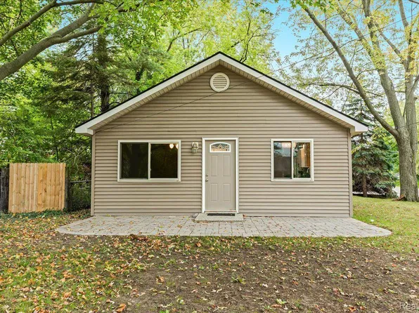 295 Wellsboro St, Walled Lake, MI 48390