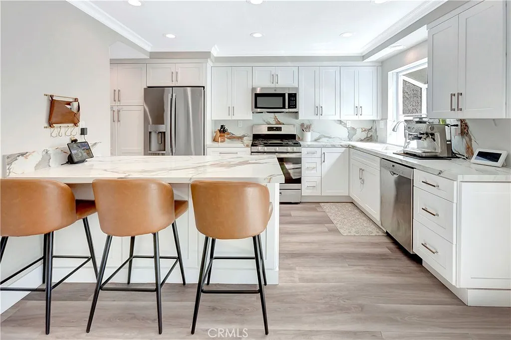 2 bed, 2.5 bath, 1305 sqft, $3,800 — Photo 2