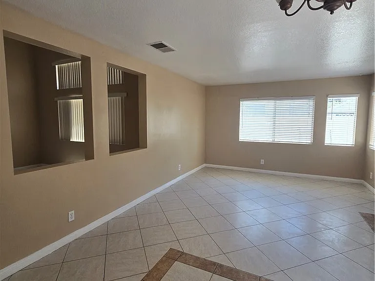 881 Bramble Ln — Photo 6