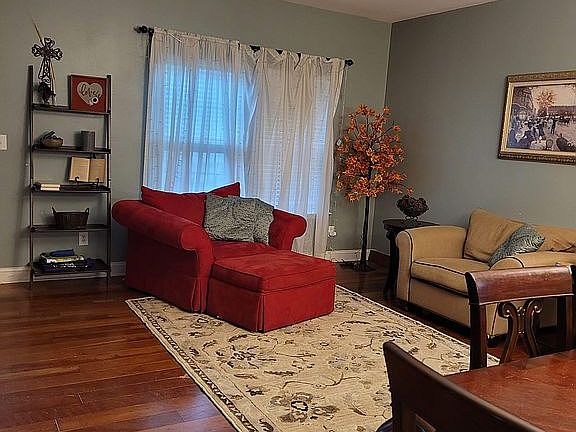 2nd image of 11010 Kinnairds St