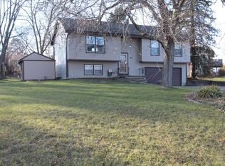 1413 Hillside Ln, McHenry, IL 60051