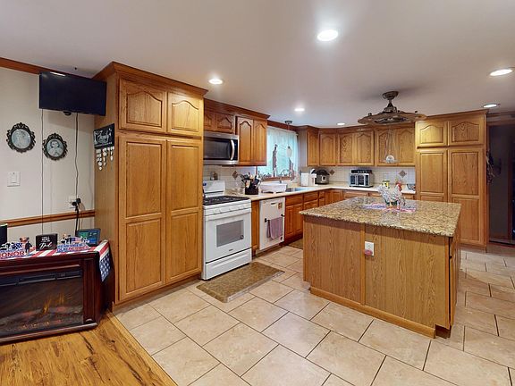 4th image of 426 Duman Rd