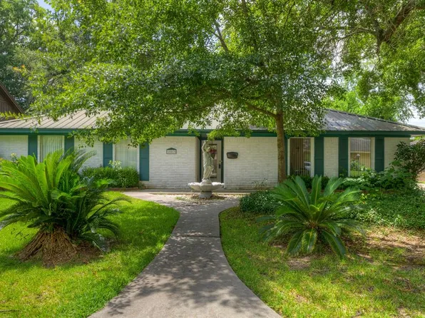 203 Oak Hollow St, Conroe, TX 77301