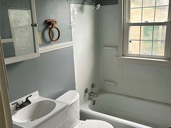 3rd image of 828 Marmion Ave