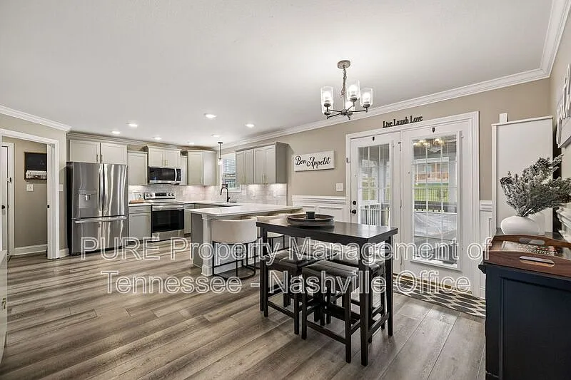 5 bed, 2.5 bath, 2707 sqft, $2,500 — Photo 4