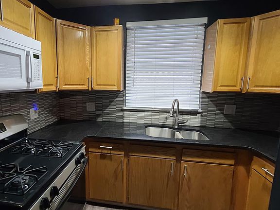 3rd image of 4228 N Darien St