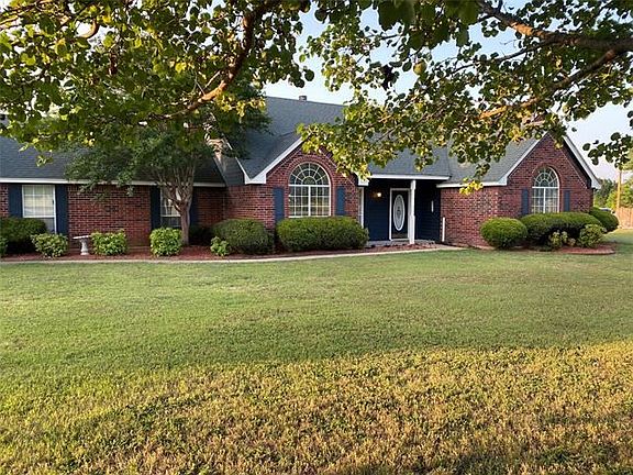 3rd image of 915 Pierce Rd