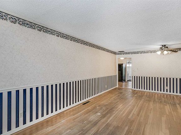 4th image of 220 Dellway St