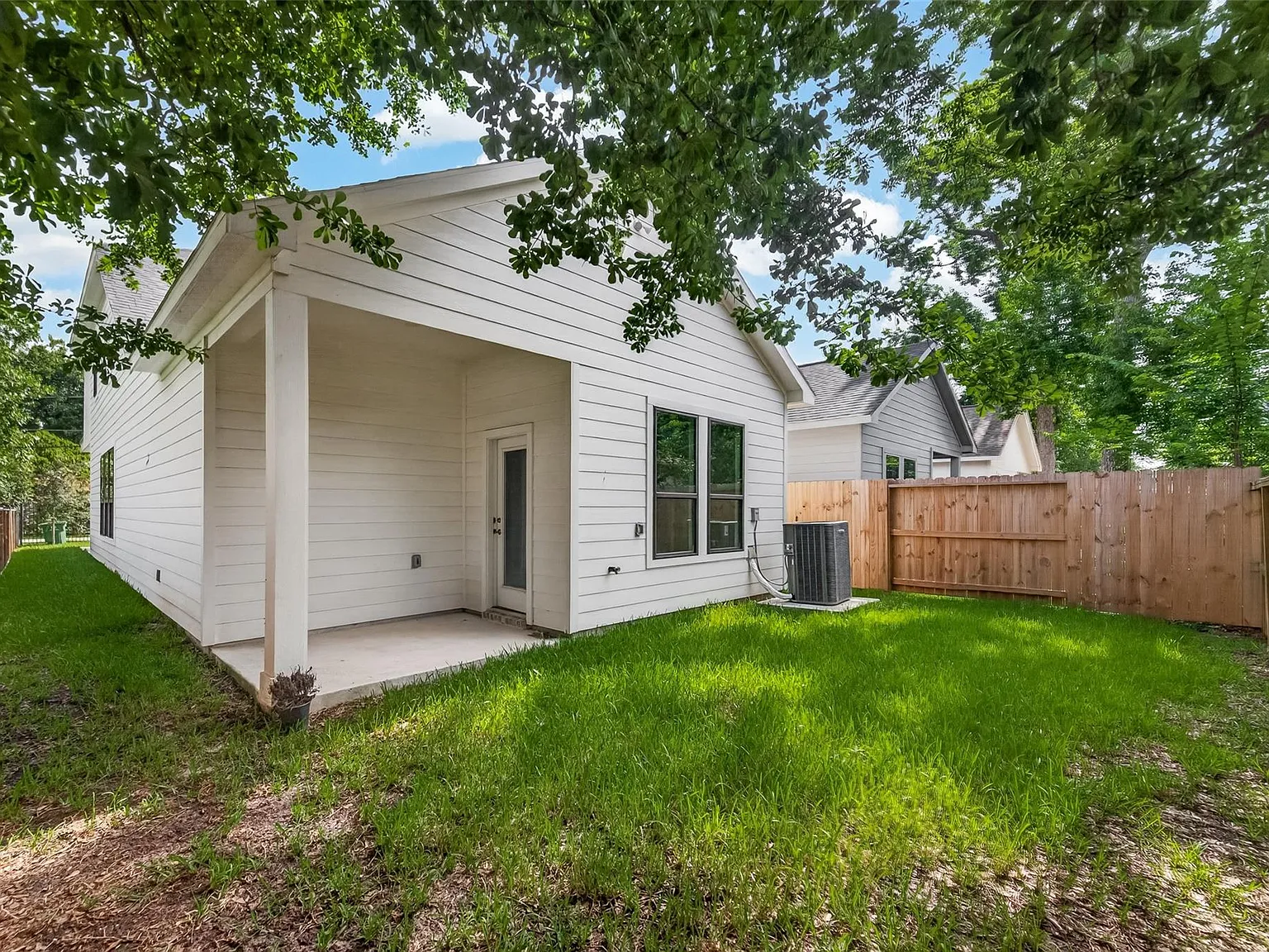 3 bed, 2.5 bath, 2641 sqft, $2,200 — Photo 3