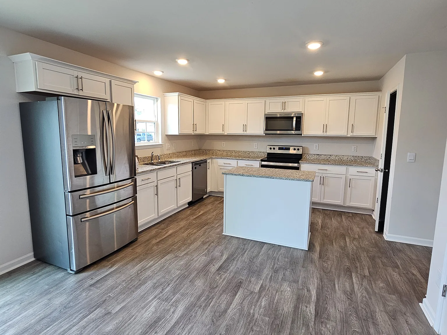 3 bed, 2.5 bath, 1704 sqft, $1,950 — Photo 3