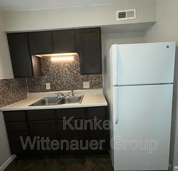 912 E Adams St #A — Photo 7