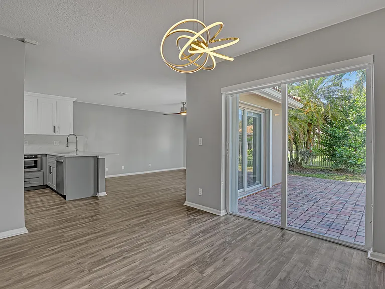 3464 Commodore Ct — Photo 14