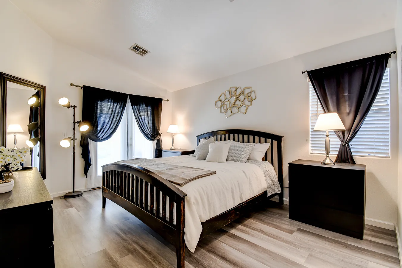 3 bed, $5,500 — Photo 1