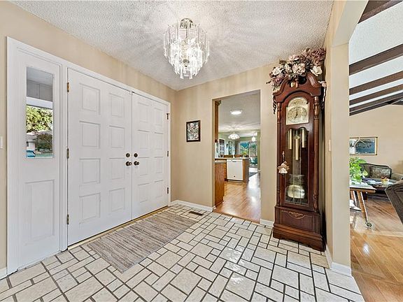 4th image of 900 Holly Ave