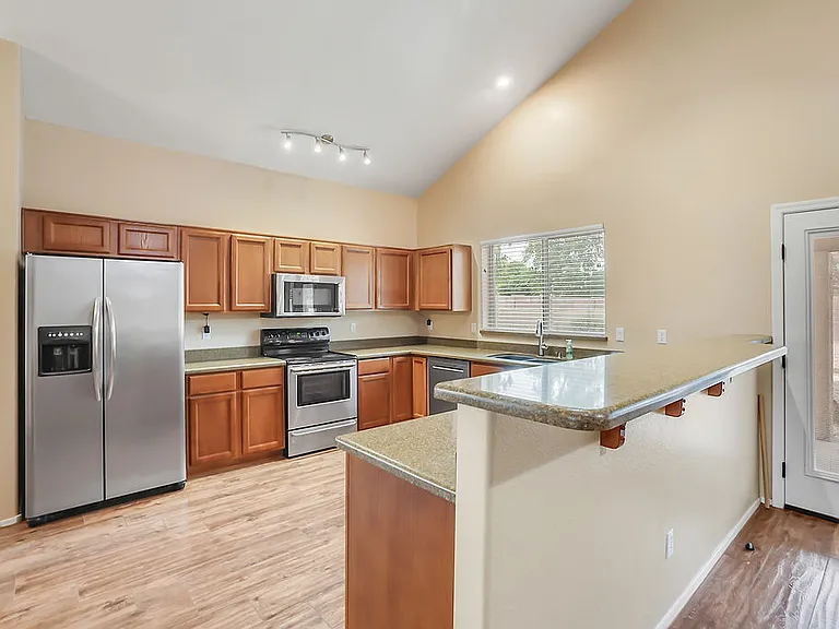 1380 N Concord Ave — Photo 8