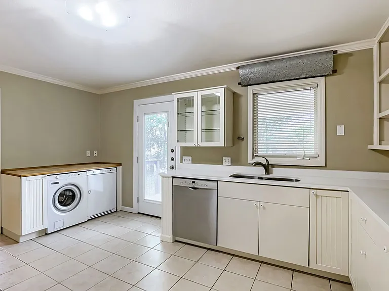 1402 Cullen Ave — Photo 6