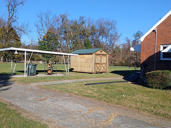 3rd image of 921 Apperson Dr