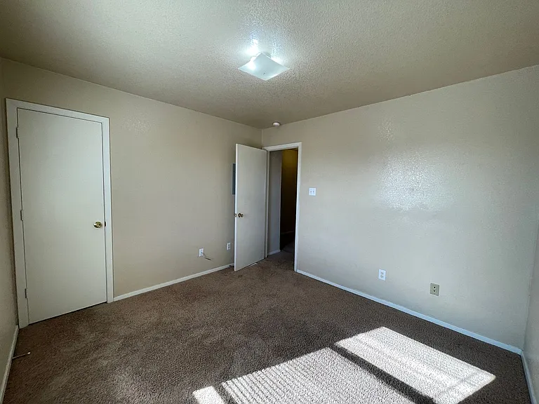 1108 Leslie — Photo 16
