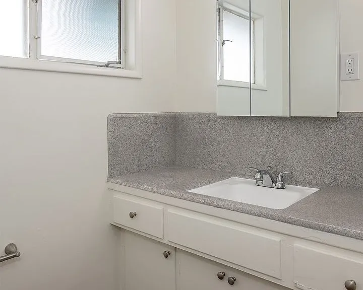 320 N Howard St — Photo 16