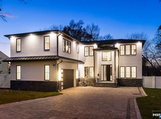 375 Burnet Pl, Paramus, NJ 07652