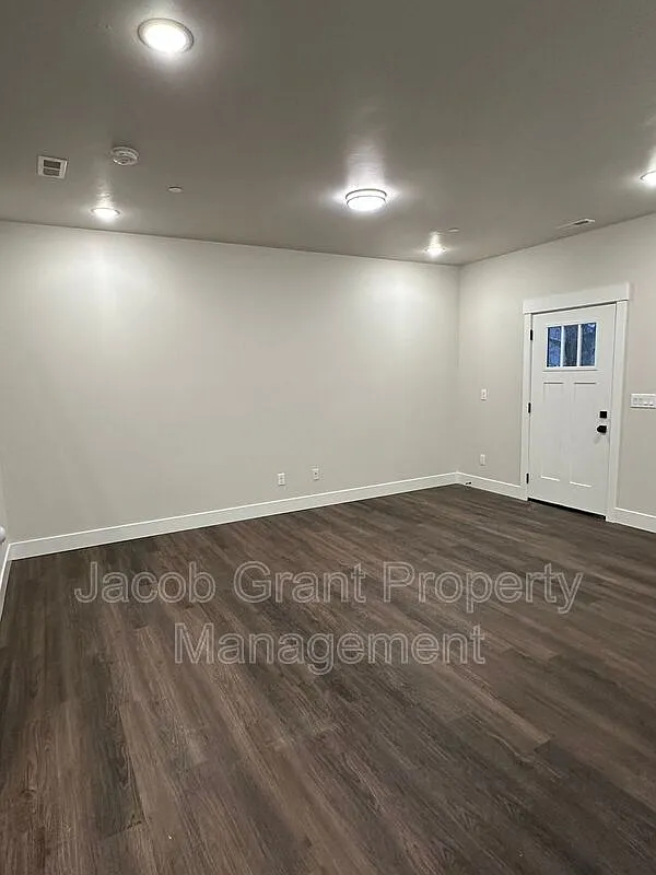 4 bed, 2.5 bath, 1667 sqft, $1,855 — Photo 2