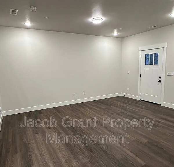826 E Sunnyside Rd #4 — Photo 2