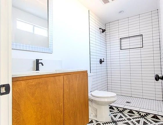5th image of 216 N Gage Ave