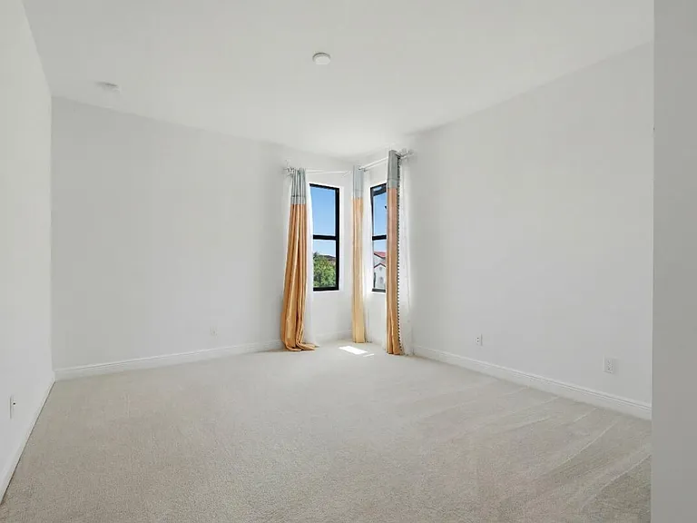 11760 Bayview Cir — Photo 10
