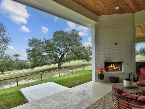 533 Oak Hills Dr, Bandera, TX 78003