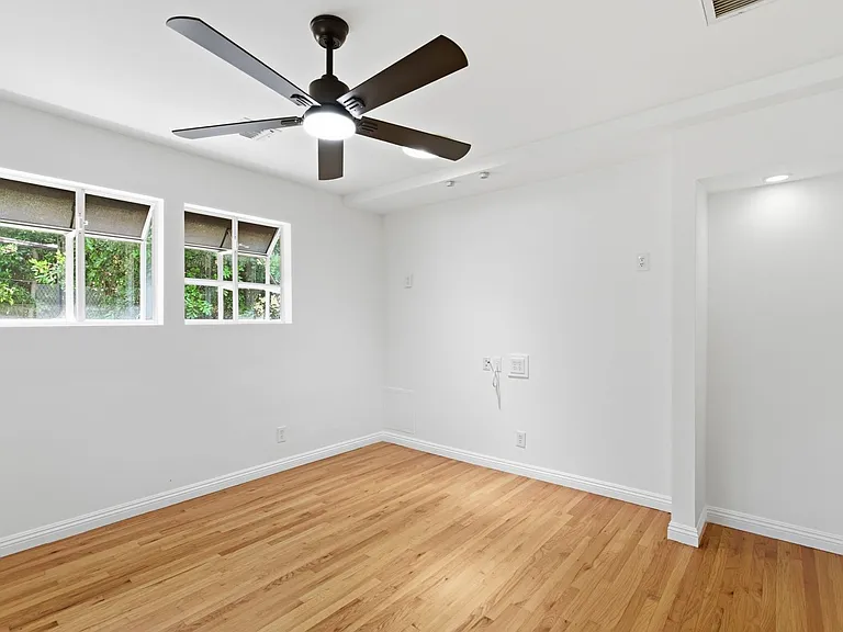 12334 Moorpark Street — Photo 13