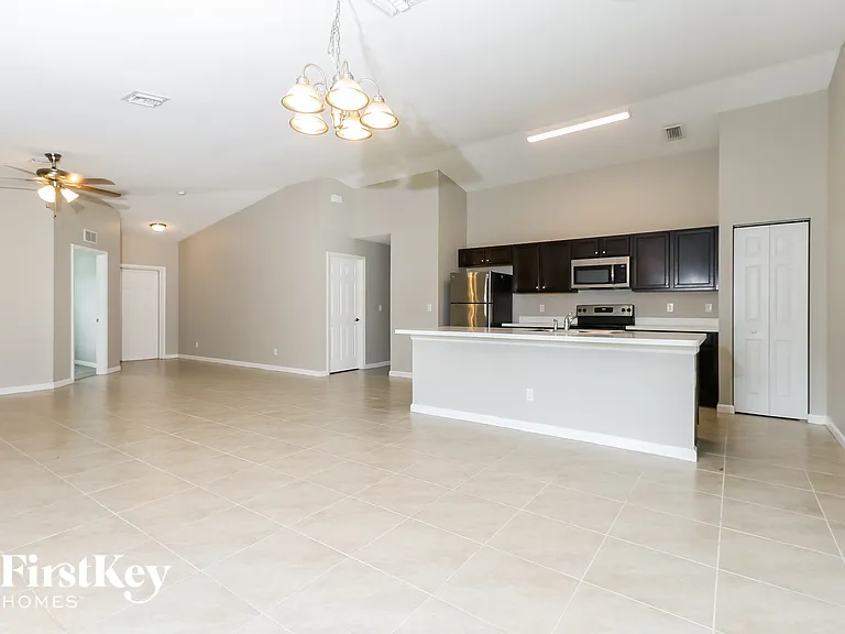 2346 SW Abalon Cir — Photo 5