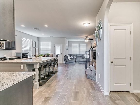 4th image of 2428 Sunshine Ln