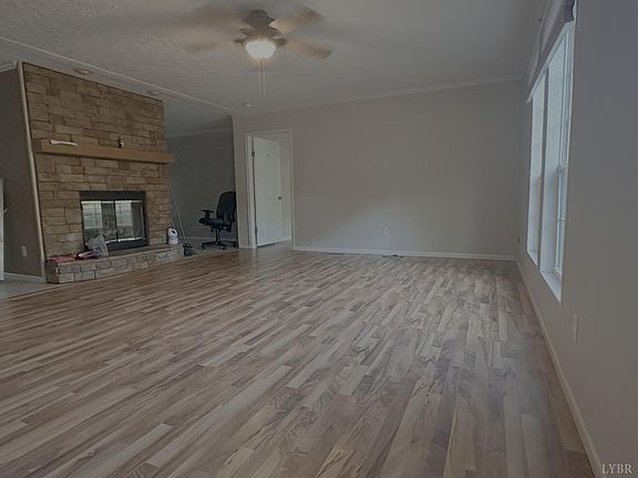 3rd image of 226 Edgewood Ln