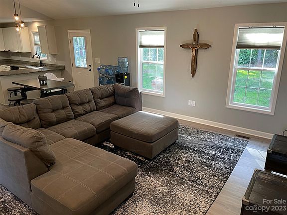 4th image of 321 Sunny Hill Dr