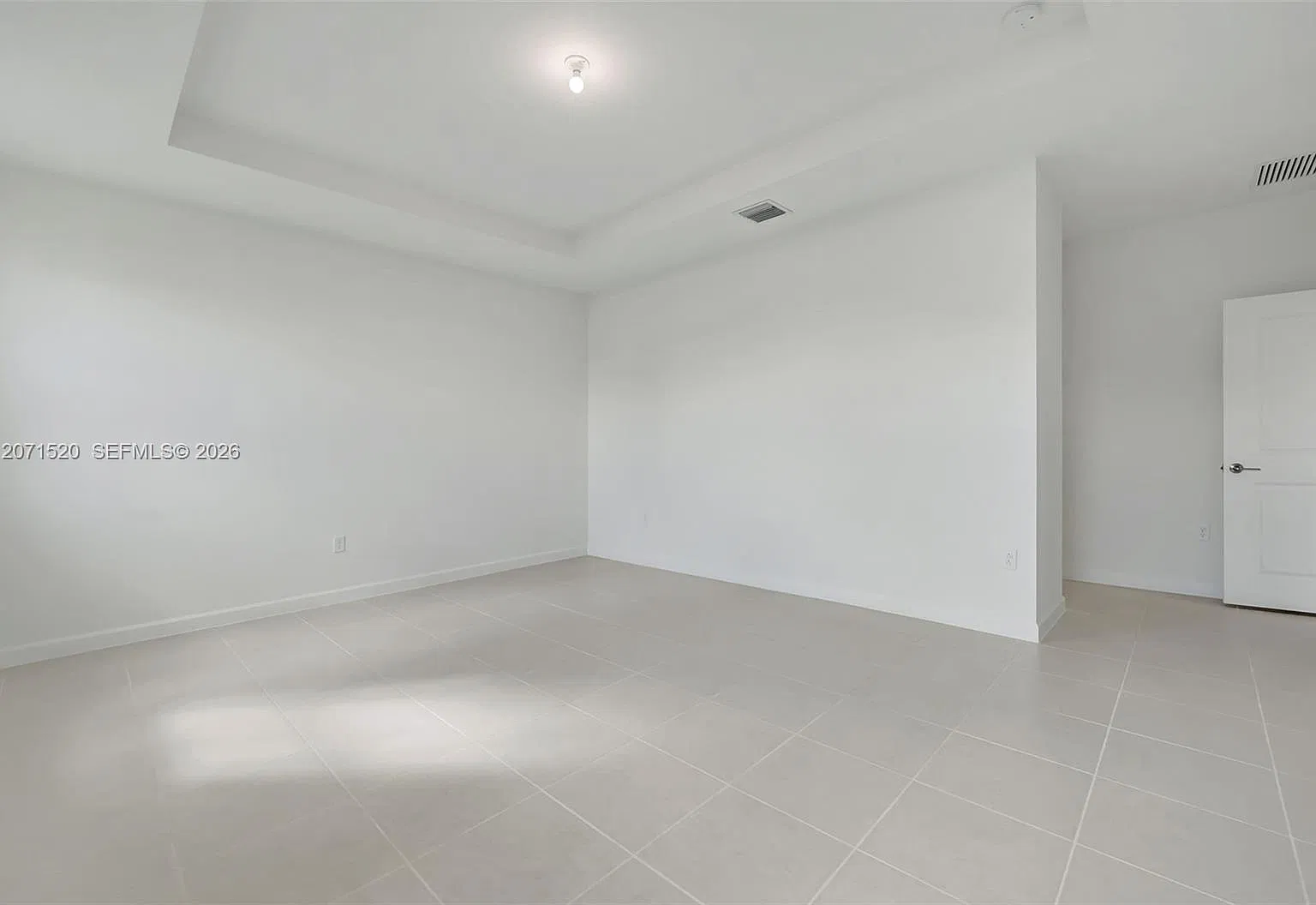 5 bed, 2500 sqft, $4,200 — Photo 3