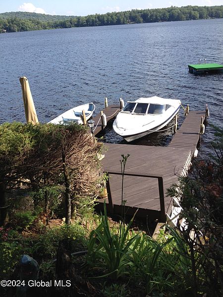 5th image of 530 W Lake Road