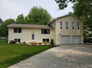 1200 Ladelle Ave, Dell Rapids, SD 57022