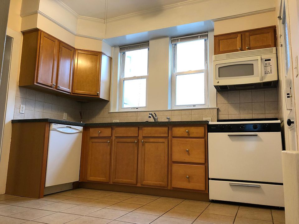 EAT IN KITCHEN