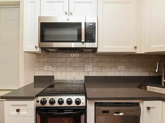 4th image of 640 W Wrightwood Ave #601