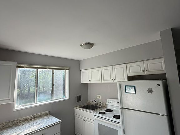 4th image of 900 5th St APT 12