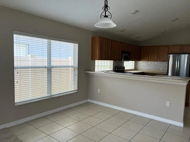 Breakfast nook located in between the kitchen and the family room