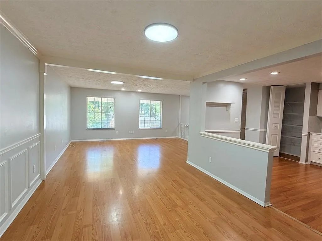 4 bed, 3.0 bath, 1999 sqft, $2,500 — Photo 4