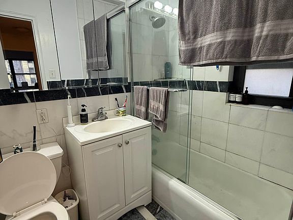 4th image of 279 E 44th St APT 12A