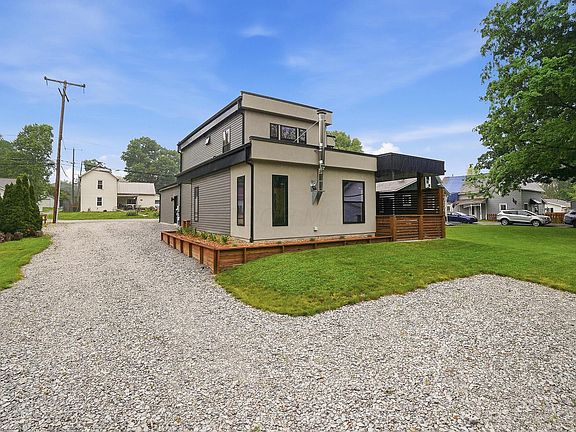 2nd image of 122 Mill St