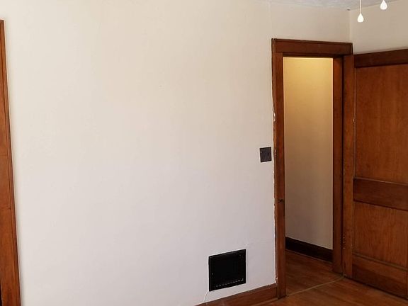 4th image of 3210 Indianola Ave