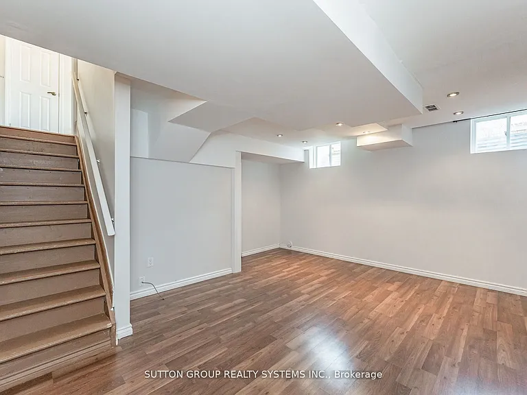 1152 Riddell Cres — Photo 26