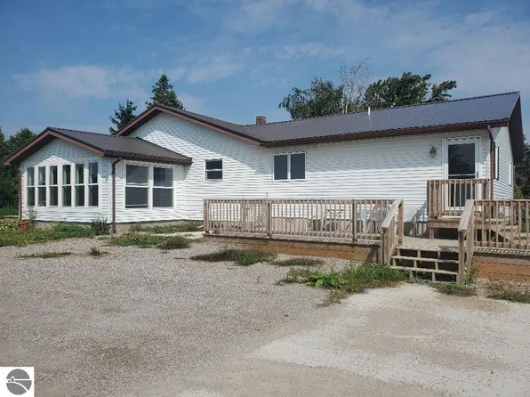 2540 E Saint Charles Rd, Ithaca, MI 48847