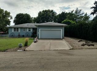 1776 Berglund Dr, Clay Center, KS 67432