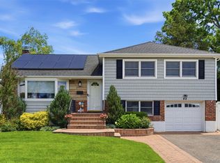 42 Kathleen Dr E, Syosset, NY 11791