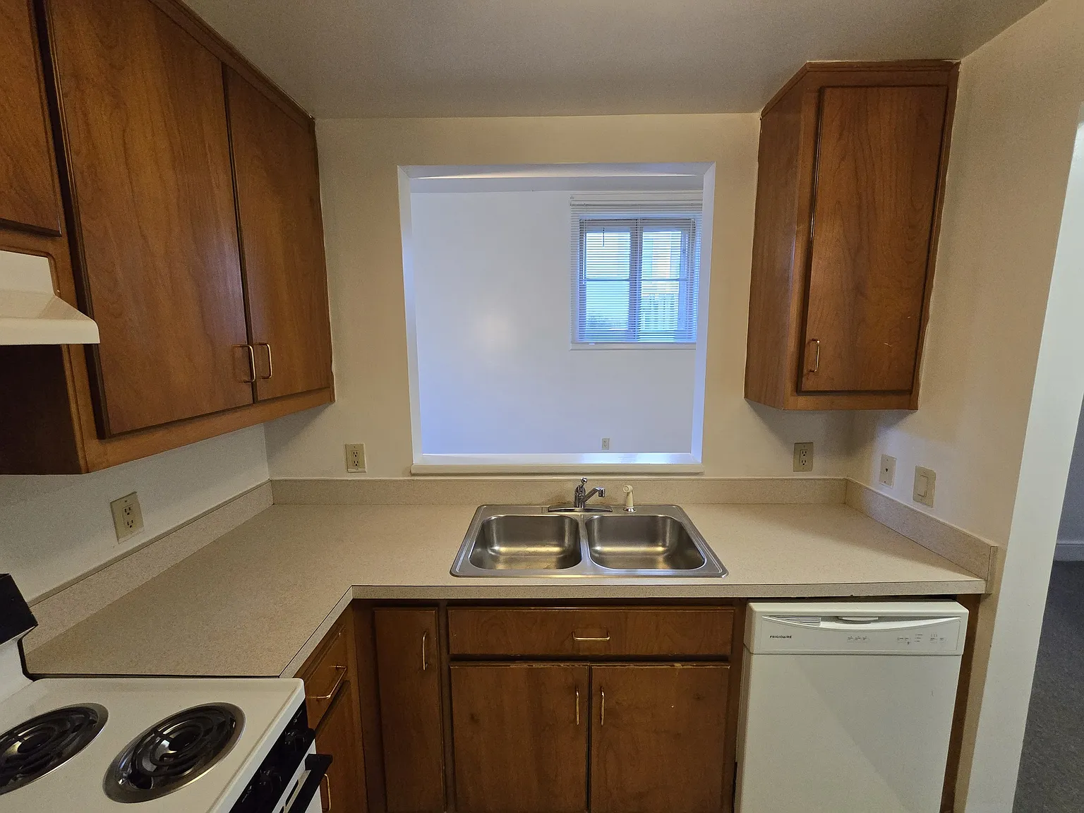 1 bed, 1100 sqft, $595 — Photo 4